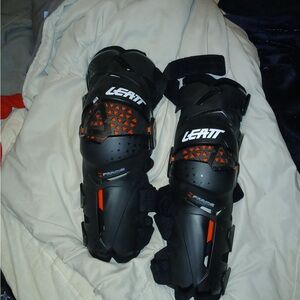 Leatt Black Knee Braces